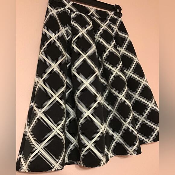 Express lined black white flare midi skirt size 2 - Picture 1 of 7